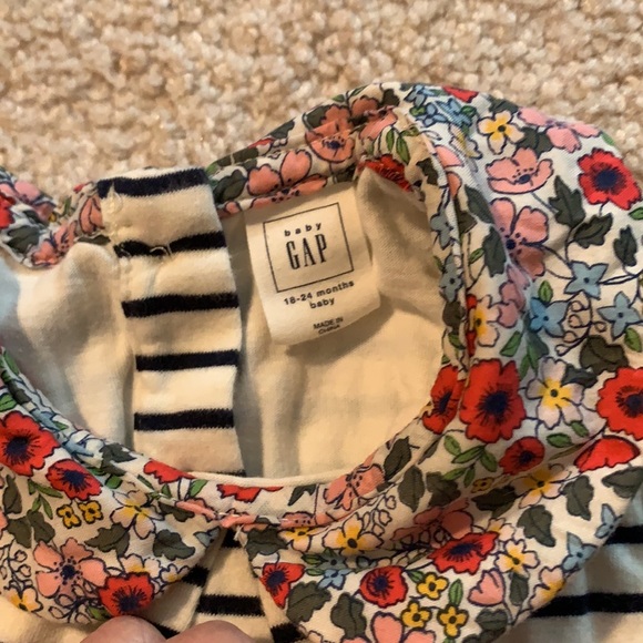 Adorable floral and striped coordinating set - Picture 6 of 9